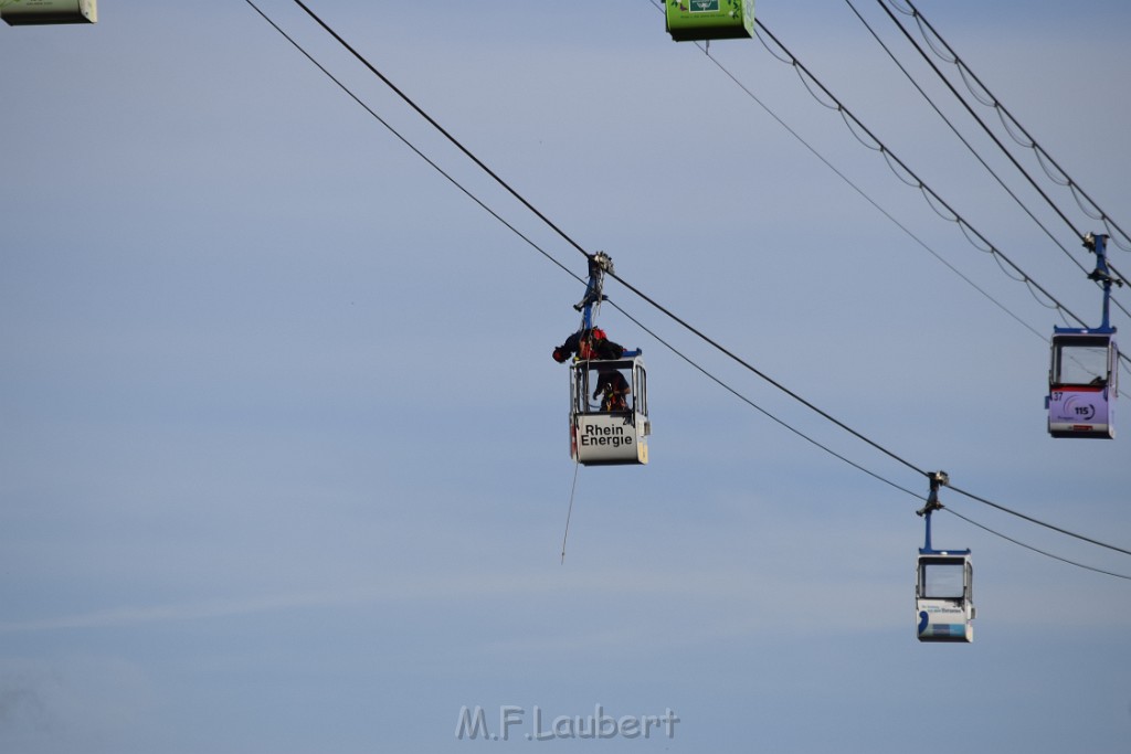 Koelner Seilbahn Gondel blieb haengen Koeln Linksrheinisch P541.JPG - Miklos Laubert